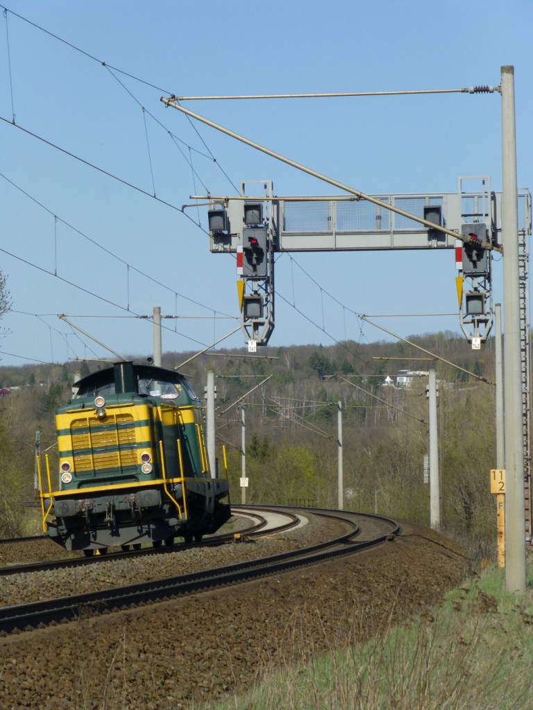 Die V100 vom Erfurter Gleisbau [92 80 1211 074-0 D-EGB] war am 15.4.15 ohne Wagen von Erfurt Richtung Osten unterwegs.