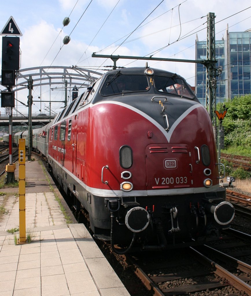 Die V200 033 mit dem Sonderzug aus Vienenburg hat Einfahrt in den Kieler Hauptbahnhof. 23.06.12
