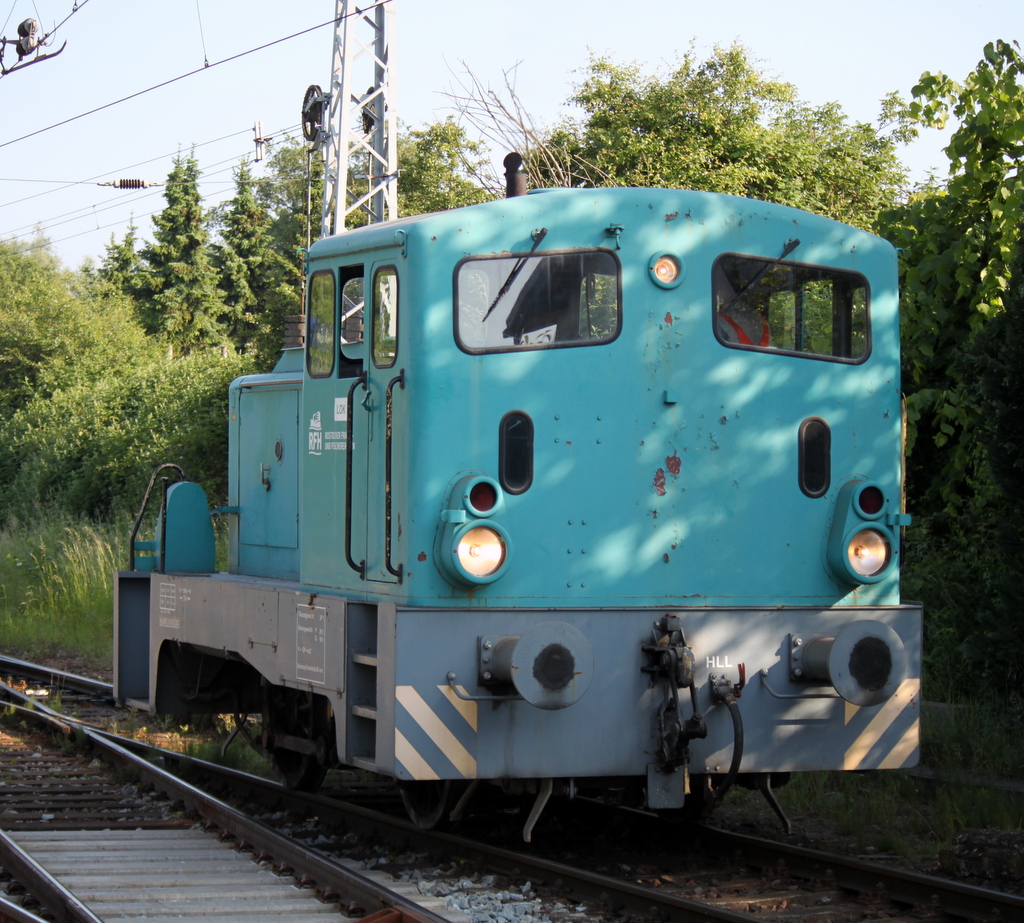 Die V22 vom Rostocker Fracht und Fischereihafen(RFH)mit dem Spitznamen Gordon beim Rangieren im Bahnhof Rostock-Bramow.25.05.2014