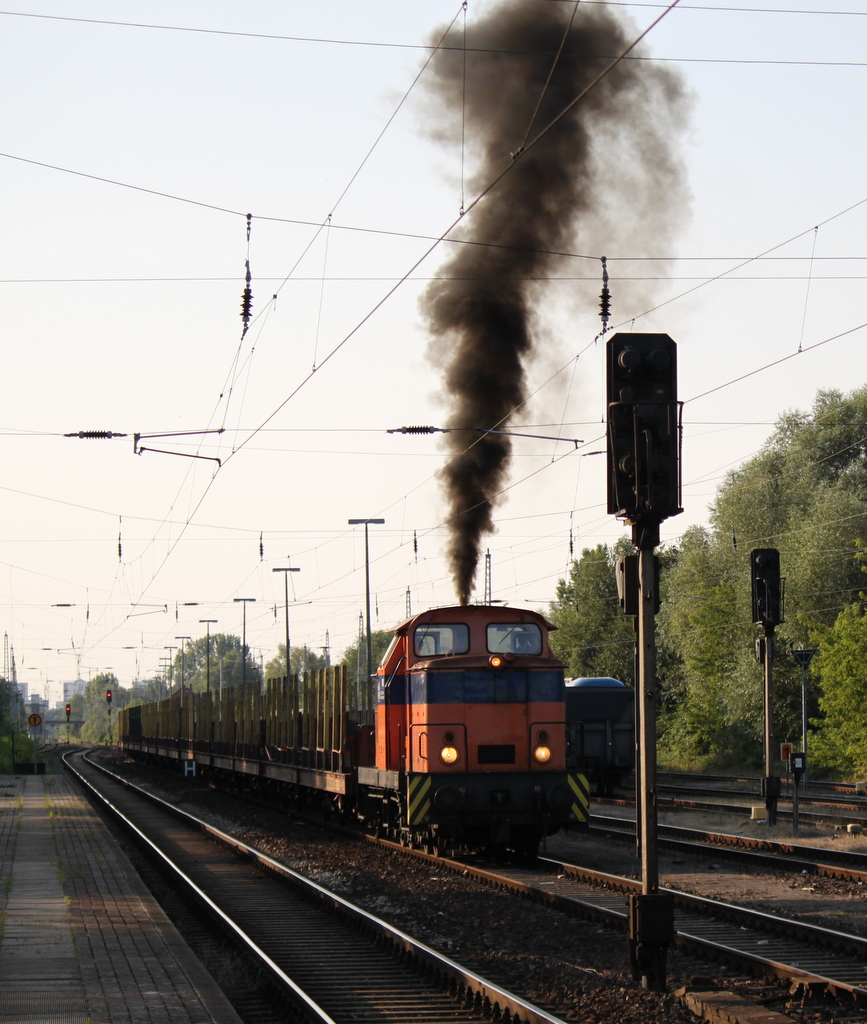 die V60 der Firma Rostocker Fracht-und Fischereihafen GmbH machte am 18.07.2014 im Bahnhof Rostock-Bramow eine Dampflok nach.