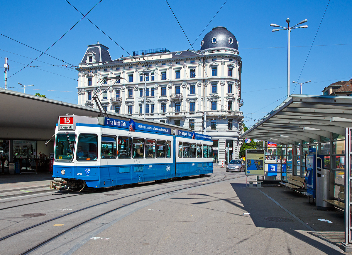 Die VBZ Tram 2000 (Be 4/6) Nr. 2006  Fluntern  (Quartier von Zrich) als Linie 15 (Bucheggplatz – Klusplatz)  hier am 07.06.2015 am Bellevue (Zrich), im Hintergrund das Grandhotel Bellevue.  Das Bellevue ist ein weitlufiger, zentraler Platz im Herzen von Zrich und ein wichtiger stdtischer Verkehrsknotenpunkt. Er liegt am Sdende der Altstadt an der rechten Seite des Abflusses des Zrichsees in die Limmat.

Die Tram 2000 ist der Name eines Tramtyps der von den Verkehrsbetrieben Zrich (VBZ) betriebenen Strassenbahn Zrich mit der Bauartenbezeichnung Be 4/6 (bzw. Be 2/4 und Be 4/8), welche zwischen 1976 und 1992 gebaut wurden.  Die Nr. 2006 gehrt zu der von 1976 bis 1978 gebauten 1. Serie von dem Grundtyp Be 4/6. Der wagenbauliche Teil  dieser Triebwagen ist von SWS, SWP sowie SIG, der elektrische Teil von BBC.

Das Tram 2000 wurde zur Modernisierung des Wagenparks des Zrcher Trambetriebs als Nachfolger der Be 4/6 Mirage entwickelt. Im Gegensatz zum Vorgngermodell haben beim Tram 2000 die sechsachsigen Gelenkwagen jedoch nur ein Gelenk, das auf einem Jakobsdrehgestell ruht. Die sechsachsige Gelenktriebwagen (Be 4/6) haben einen Fhrerstand und sin Einrichtungswagen.

Mit hnlichen Fahrzeugen betreibt der Regionalverkehr Bern-Solothurn seit 1987 die Bahnstrecke Bern–Worb Dorf. Diese sind jedoch achtachsig und zudem Zwei-Richtungs-Fahrzeuge. Auch der Typ FB 2000 der Forchbahn (Stadler Be 4/6) und die Wagen der Strassenbahn Neuenburg sind hiervon abgeleitet.

Technische Daten  (1. Serie - Motorwagen Be 4/6  Tram 2000 ):
Fahrzeugnummer: 2001 bis 2045
Baujahre:   1976 bis 1978
Stckzahl: 45 (Motorwagen)
Spurweite:  1.000 mm (Meterspur)
Achsformel: B'2'B'
Lnge ber Kupplung:  21.400 mm
Breite: 2.200 mm
Hhe: 3.600 mm
Leergewicht:  26.5 Tonnen
Leistung: 278 kW / 376 PS  (2 Motoren  139 kW / 188 PS)
Stromsystem: 600 V DC
Sitzpltze: 48 
Stehpltze: 36 (bei 2 Personen pro m2 )