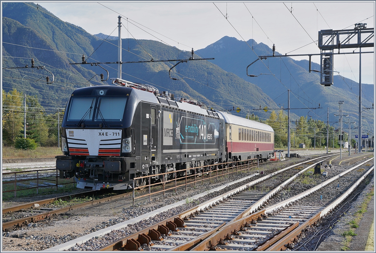 Die Vectron X4-E-711 (UIC 91 80 6193 711-6 D-DISPO)  140 Jahre E-Lok  in Domodossola. 

10. Okt. 2019