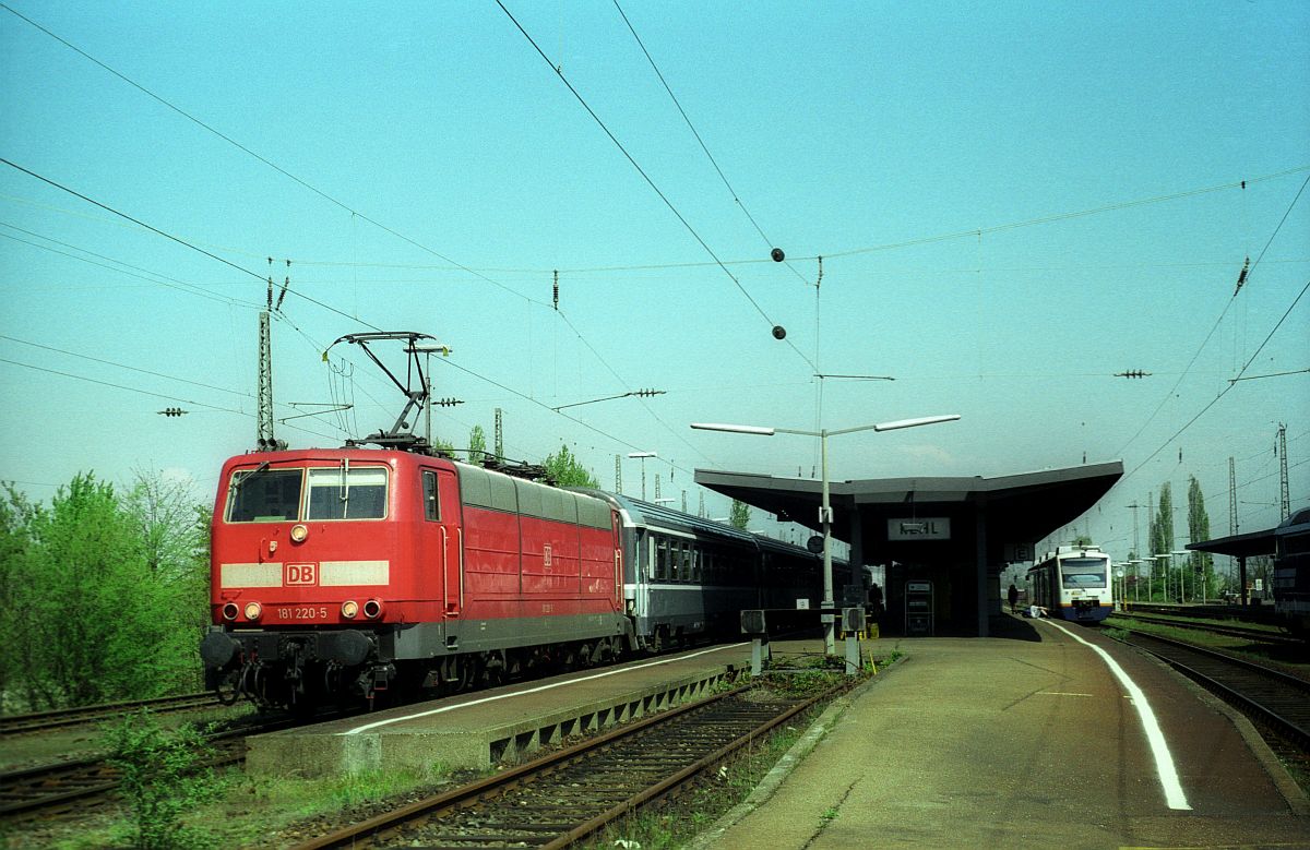 Die verkehrsrote DB 181 220 mit dem aus 4 SNCF Wagen bestehenden Metro-Rhin Offenburg-Straßburg im Grenzbahnhof Kehl 20.04.2000