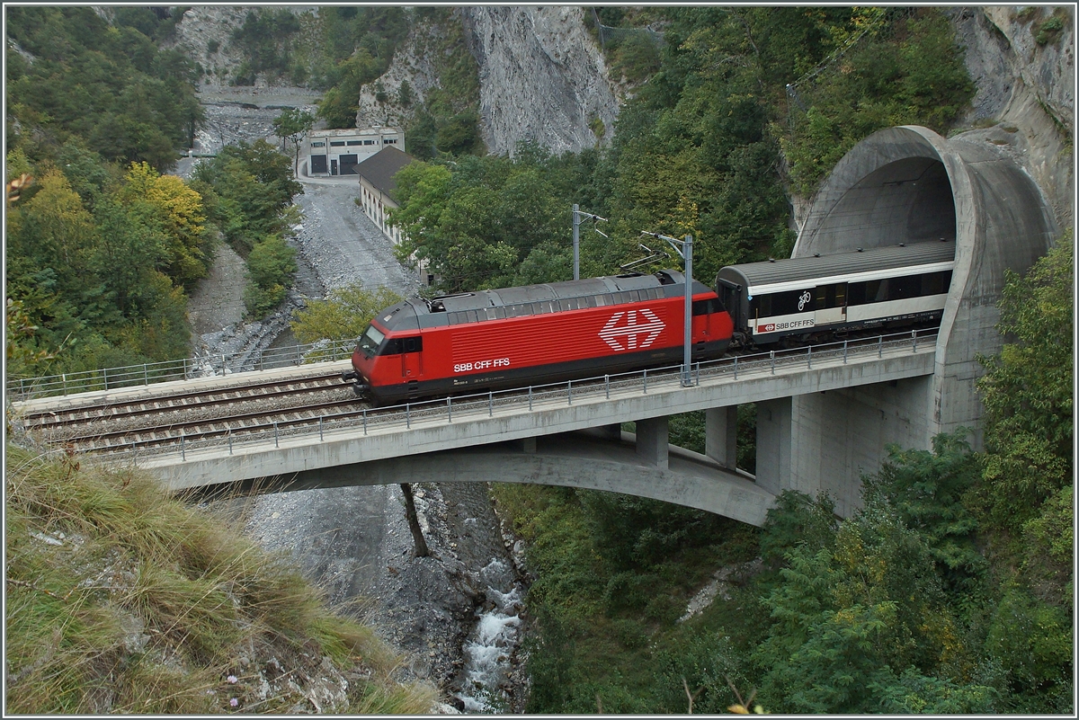 Die vor einigen Jahre neu trassiere und Doppelspur ausgebaute Strecke Leuk - Salgesch für mit Ausnahme eines kaum zwei Wagen langer Brücke über die Dala-Schlucht ausschließlich durch Tunnels. 
30. Sept. 2014