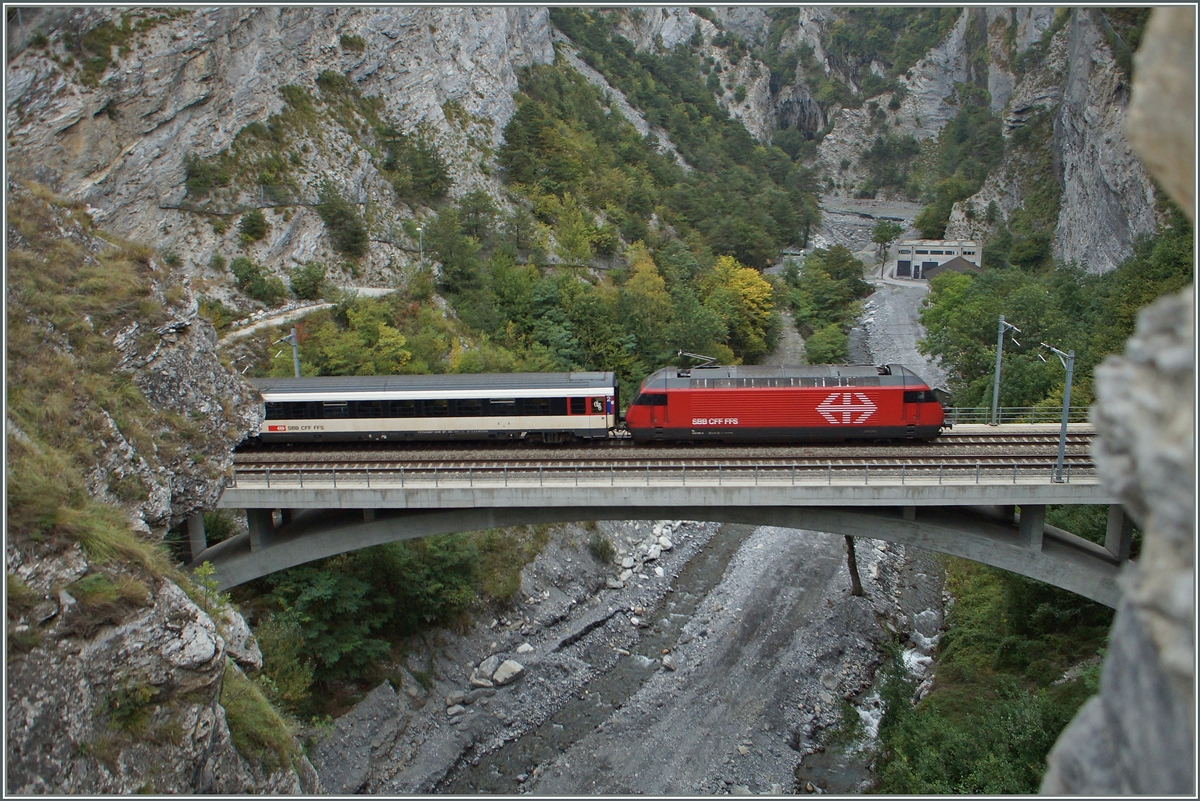 Die vor einigen Jahre neu trassiere und Doppelspur ausgebaute Strecke Leuk - Salgesch für mit Ausnahme eines kaum zwei Wagen langer Brücke über die Dala-Schlucht ausschließlich durch Tunnels. 30. Sept. 2014