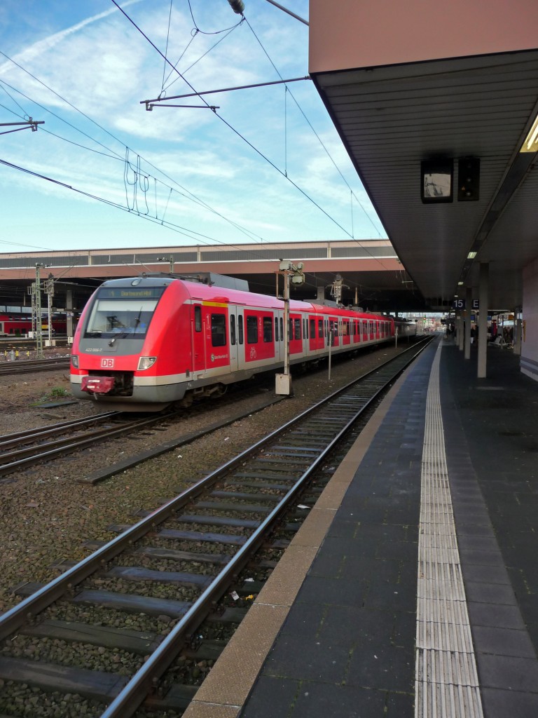 Die vorher auf der S 8 verwendeten 422er fahren nun auch auf der S 6 von Köln nach Essen. 422 007 und 006 waren am 02.01.2015 jedoch als S1 auf dem Weg nach Dortmund.