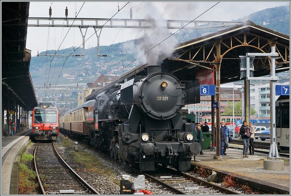 Die VVT 52 221 ist mit ihrem Extrazug 30502 zum Dampfbahn Festival der Blonay-Chamby Bahn in Vevey angekommen.

14. Mai 2016