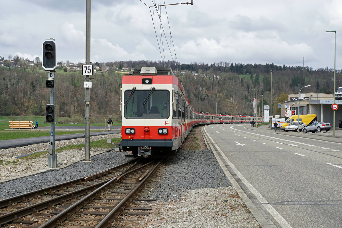 Die Waldenburgerbahn während dem grössten Umbruch ihrer erfolgreichen Geschichte. Weil am 6. April 2021 die Abbauarbeiten auf allen Stationen gleichzeitig begonnen haben, wurde die gesamte Fahrzeugflotte während der Nacht in den Raum Bubendorf überführt. An diesem letzten Standort wartete das gesamte WALDENBURGERLI ab dem 6. bis 8. April 2021 auf den Abtransport. Über den Auhafen Rhein und Donau geht die Reise nun weiter. Dieses einmalige Ereignis wurde am 6. April 2021 verewigt.
Foto: Walter Ruetsch 