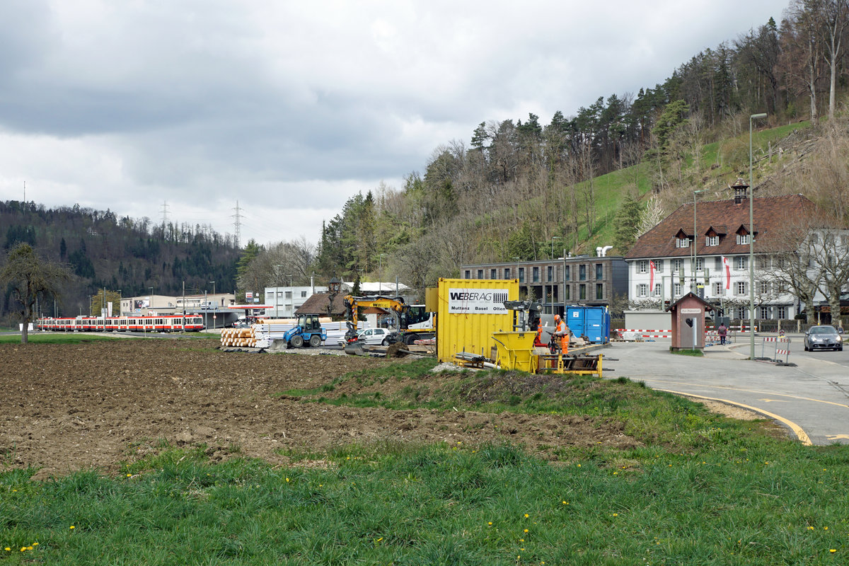 Die Waldenburgerbahn während dem grössten Umbruch ihrer erfolgreichen Geschichte.
Ein sehr trauriger Anblick vom 6. April 2021, dem ersten Tag nach der Einstellung des Bahnbetriebs.
Das einst schmucke nicht mehr bediente Bahnhofsgebäude Bad Bubendorf ohne Bahnhofsschilder sowie im Hintergrund die 17 auf den Abtransport wartenden Fahrzeuge der WB.
Am Vortag herrschte da noch reger Bahnbetrieb mit grossem Rummel und nun war es sehr still geworden.
Keine Züge mehr!
Keine Passagiere mehr! 
Einfach sehr traurig!
Foto: Walter Ruetsch
