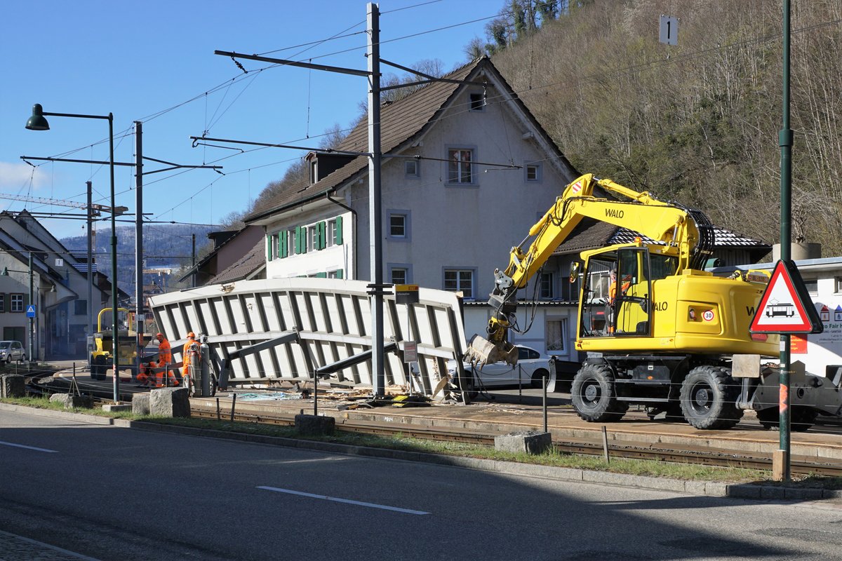 Die Waldenburgerbahn während dem grössten Umbruch ihrer erfolgreichen Geschichte. Wenige Tage vor der Einstellung des Schmalspurbetriebes sowie am ersten Tag danach. Am frühen Morgen des 6. April 2021 war die Kreuzungsstation im Dorfkern von Hölstein nicht mehr erkennbar. Sie wurde am langjährigen Standort verschrottet.
Foto: Walter Ruetsch