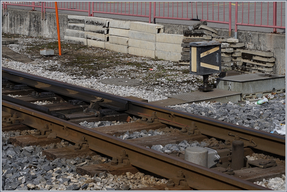 Die Weiche N° 1 in Châtel St-Denis; seit 1903 leitet sie die Züge nach Palézieux (ablenkende Stellung wie im Bild) oder nach Vuadens (-Bulle); doch seit dem 4. März 2019 wird in dieser Funktion nicht mehr gebraucht, die Strecke nach Paléieux wird bis Nov. im Busbetrieb bedient und dann wird der neuen Durchgangsbahnhof von Châtel St-Denis in Betrieb gehen. 
Ein kurzer Rückblick: 1901 Eröffnung der Strecke Palézieux - Chatel, 1903 folgt die Linie nach Vuadens (später weiter nach Bulle) und von 1904 bis 1969 erreichte die CEV von St-Légier aus Chatel St-Denis.

3. März 2019