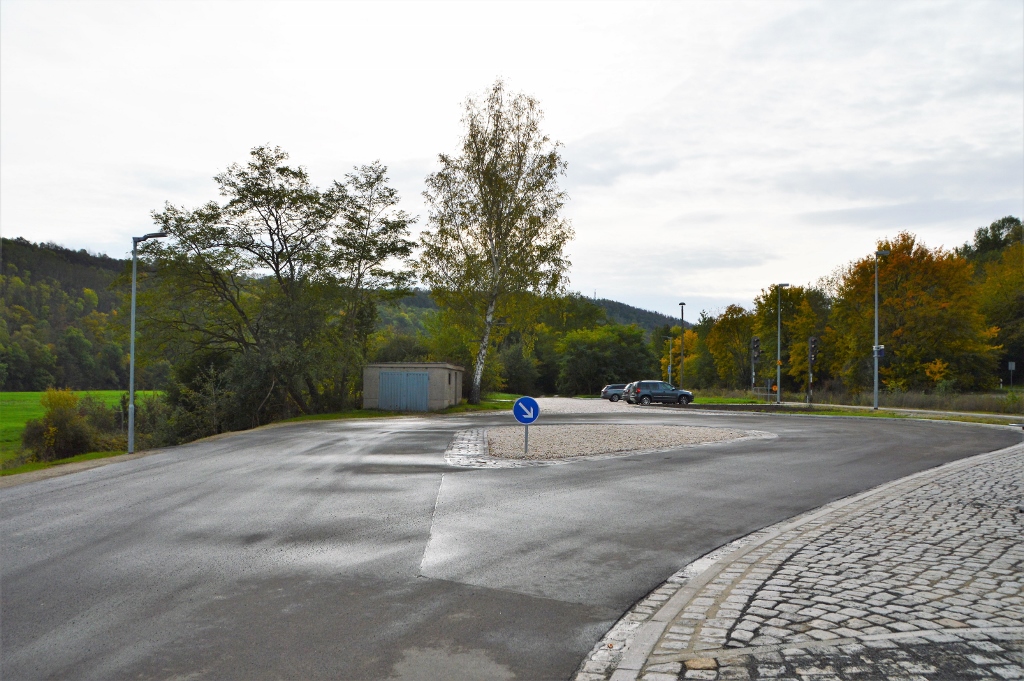 Die Wendeschleife mit P+R Pl�tzen an der neuen Bahn-BusSchnittstelle in Nebra, am 21.10.2020.