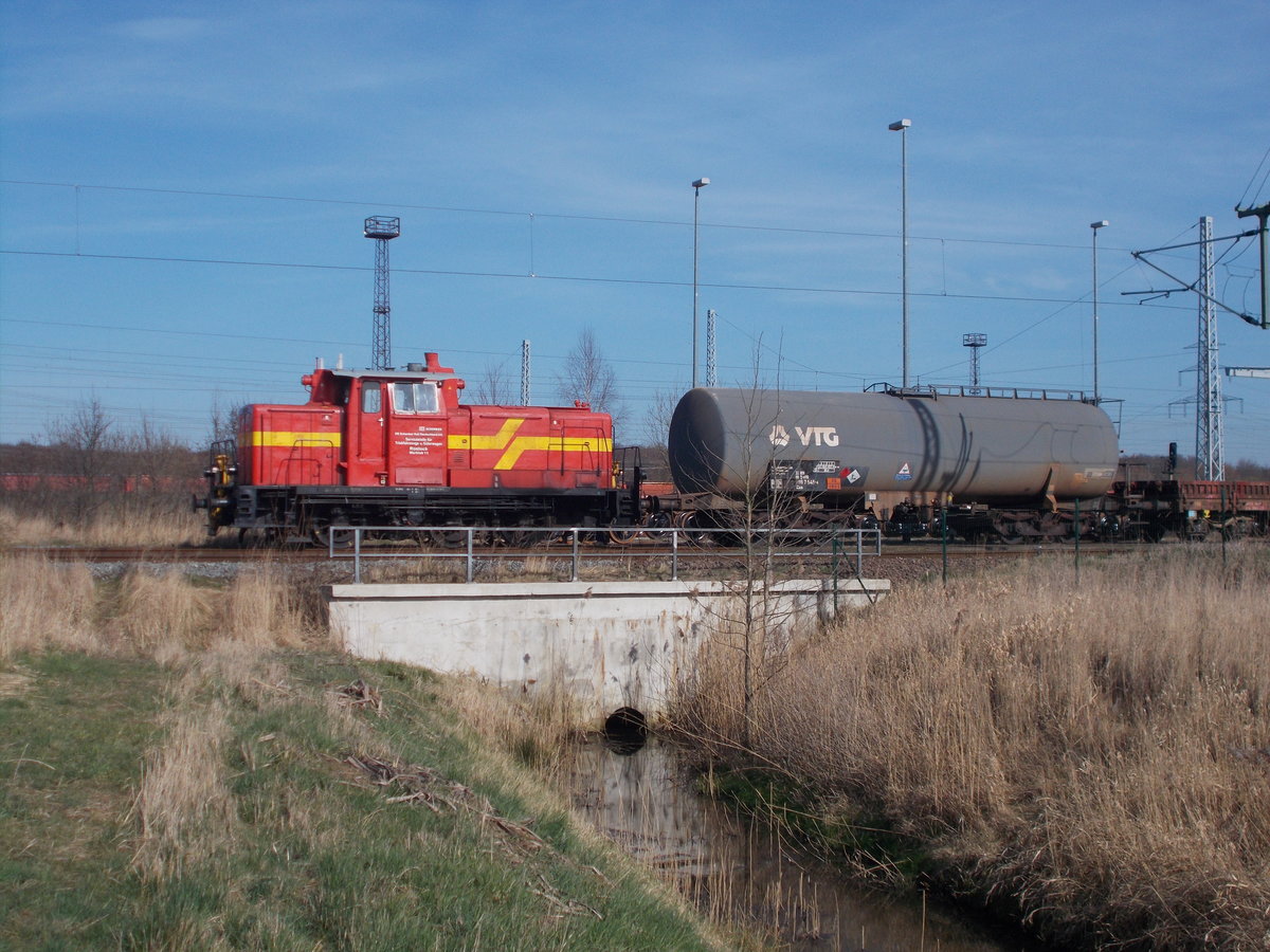 Die Werklok VI,am 26.Mrz 2017,beim Rangieren im Bh Rostock Seehafen.