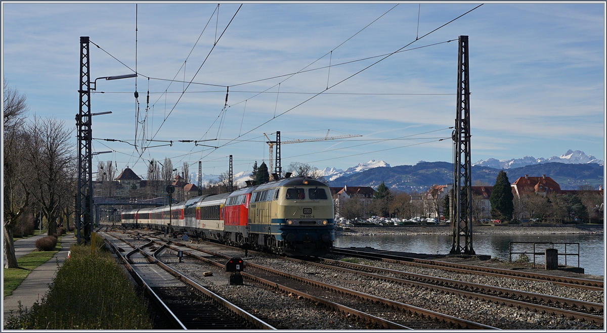 Die Westfrankenbahn 218 460-4  Conny  und die DB 218 419-0 haben in Lindau den von Zürich kommenden EC 191 übernommen und verlassen nun den Bodensee in Richtung München Hbf. 

17. März 2019