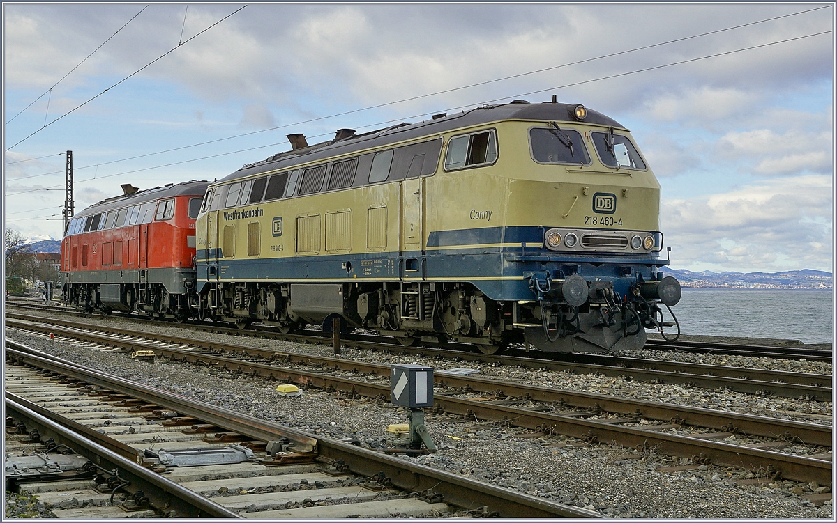 Die WestFrankenbahn 218 460-4 und die DB 218 419-0 warten in Lindau auf dem Seedamm auf den EC von Zürich. 16. März 2019