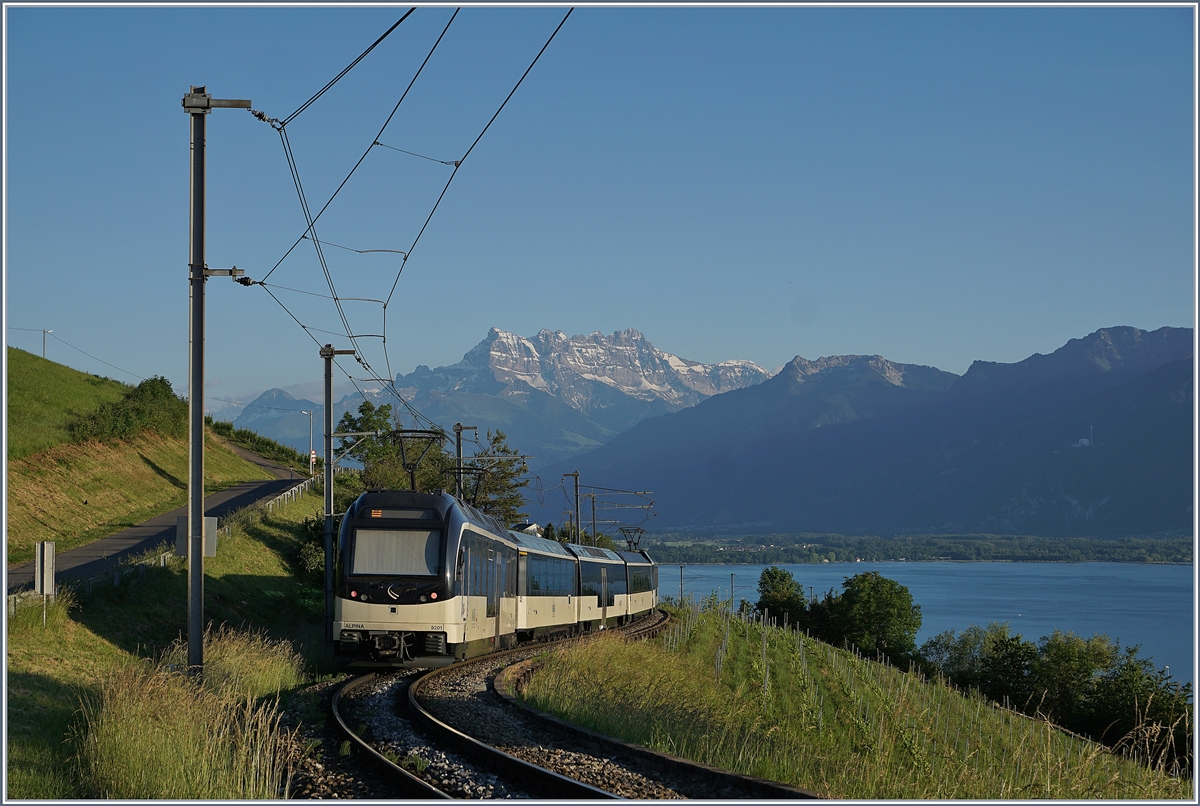 Die wolkenlosen Dents de Midi passen perfekt, schade sich nur ein  Alpina  vor dieser Kulisse ablichten liess...

27. Mai 2020