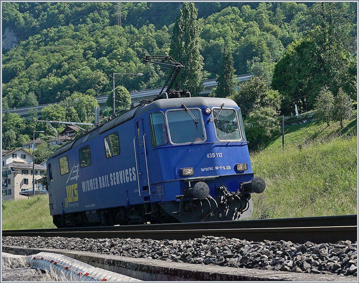 Die WRS Re 430 112 auf ihrem Weg ins Wallis kurz vor Villeneuve.
Die Lok fuhr früher für Crossrail und wurde ursprünglich von der EBT (späteren RM) angeschafft. 
25. Mai 2018