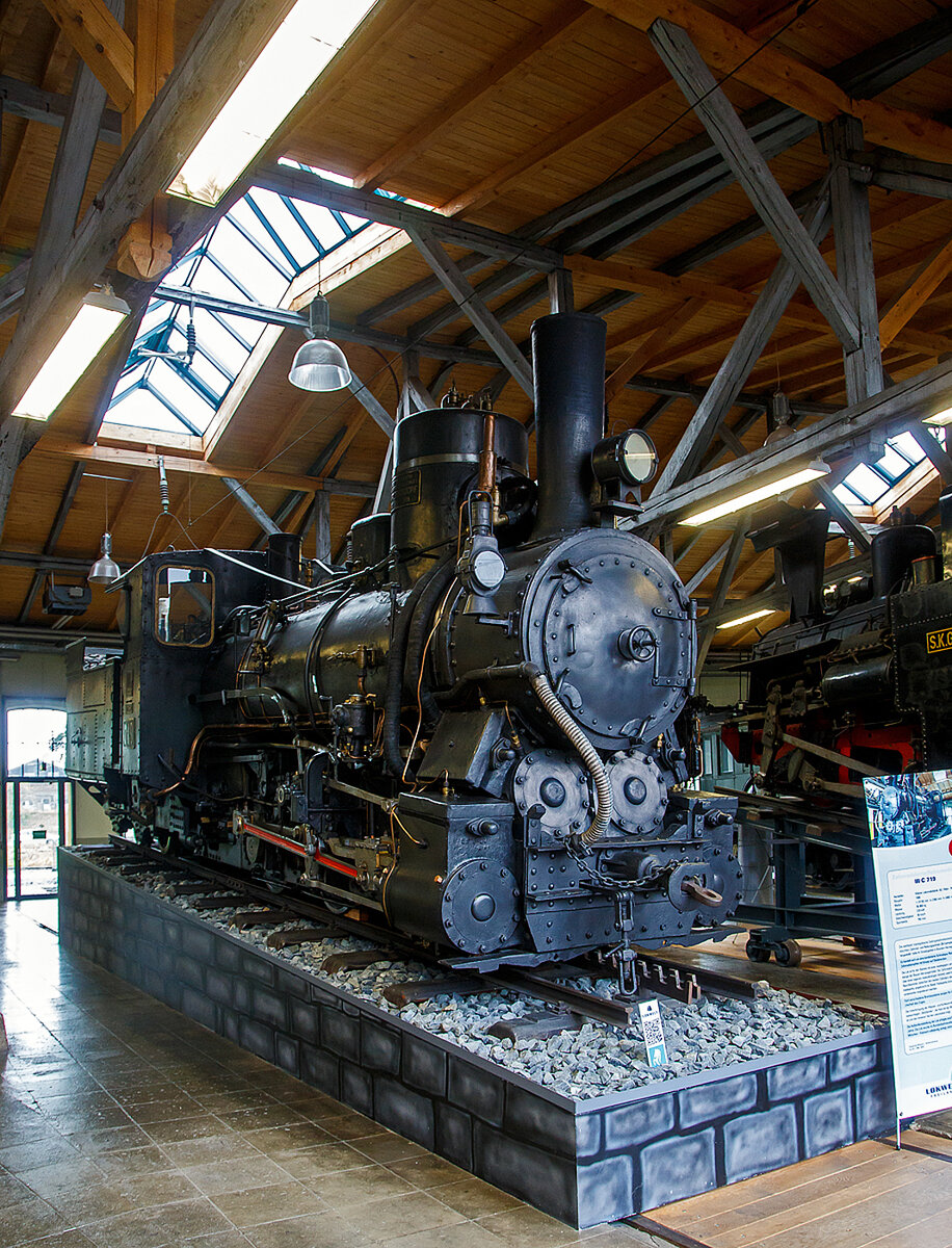 Die Zahnraddampflokomotive ex BHStB (Bosnisch-Herzegowinischen Staatsbahnen) / BHLB (Bosnisch-Herzegowinische Landesbahnen) IIIc5 719, ab 1918 SHS 719 (Železnice Kraljevine Srba, Hrvata i Slovenaca, deutsch Eisenbahnen des Königreichs der Serben, Kroaten und Slowenen, ab 1929 JDŽ 97-019 (Jugoslovenske Državne Železnice) und ab 1954 JŽ 97-019 (Jugoslovenske Železnice) am 11.09.2022 in der Lokwelt Freilassing.

Die Lok wurde 1908 von der Wiener Lokomotivfabrik Floridsdorf (WLF) für die Bosnisch-Herzegowinischen Staatsbahnen. Die WLF besaß die Lizenz des Zahnradbahn-Systems Abt für das Gebiet der damaligen Österreichisch-Ungarischen Monarchie. Die Außerdienststellung der Lok erfolgte erst Mitte der 1970er Jahre. Die Lok ist Eigentum vom Deutschen Museum – Verkehrszentrum.

Die österreichisch-ungarische Verwaltung erbaute nach der militärischen Okkupation der Provinz Bosnien-Herzegowina des osmanischen Reiches ein umfangreiches Schmalspurnetz mit der Spurweite von 760 mm. Bis 1908 agierte dieses Bahnnetz unter den Namen Bosnisch-Herzegowinische Staatsbahnen (BHStB), ab 1908 als „Bosnisch-Herzegowinische Landesbahnen (BHLB).

Die Zahnraddampflokomotiven der Reihe IIIc5 701–721 waren Stütztenderlokomotiven mit drei Kuppelachsen für Adhäsions- und Zahnradantrieb in Bosnischer Spurweite, beschafft von den Bosnisch-Herzegowinischen Staatsbahnen (BHStB). Der Zahnradantrieb (eigener zweizylindriger Antrieb) im System Abt (2 Lamellen) erfolgte durch zwei Zahnräder (Ø 688 mm). Die Nachfolgerinnen der BHStB, die Bosnisch-Herzegowinischen Landesbahnen (BHLB) und die Eisenbahnen des Königreichs Serbien, Kroatien und Slowenien (SHS) stellten weitere 17 Maschinen der Baureihe in Dienst. Bei den Jugoslawischen Eisenbahnen (JDŽ, später JŽ) wurde die Serie als Baureihe 97 bezeichnet. Sie ist mit 38 Exemplaren die in größter Stückzahl gebaute Zahnradlokomotive der Welt.

Die Reihe IIIc5 ist als Weiterentwicklung der IIIb4 konstruktiv stark an ihre Vorgängerin angelehnt. Die schmale Bosnische Spurweite machte bei beiden Typen die Verwendung eines Außenrahmens notwendig, in dem die drei gekuppelten Treibachsen gelagert sind. Wie bei den von der Lokomotivfabrik Floridsdorf stammenden Zahnradlokomotiven üblich ist der Zahnradantrieb als Innentriebwerk innerhalb des Lokomotivrahmens ausgebildet. Sowohl die außenliegende Steuerung für den Adhäsionsantrieb als auch diejenige für den Zahnradantrieb waren nach dem System Joy ausgeführt.

Für eine gefahrlose Talfahrt stehen fünf voneinander unabhängigen Bremssysteme zur Verfügung:
• Eine auf die zweite und dritte Adhäsionssachse wirkende mechanische Bremse, die mit Handkurbel und Spindel im Führerstand angezogen wird
• Auf die Zahnradachsen wirkende Bandbremsen, die auch mit Handkurbel und Spindel vom Führerstand aus bedient werden
• Die Gegendruckbremse des Adhäsionstriebwerks
• Gegendruckbremse der Zahnradantriebs, die zusammen mit der Gegendruckbremse des Adhäsionsantriebs als verschleißfreie 
• Die auf den Stütztender und die angehängten Wagen wirkende Vakuumbremse. 

Die Loks sind für den Betrieb mit einer zweilamelligen Zahnstange der Bauart Abt ausgerüstet. Der Zahnradantrieb der 2 Zahnräder verfügt über einen eigenen zweizylindrigen Antrieb, welcher unter der Rauchkammer, zwischen den beiden Zylindern des Adhäsionstriebwerks angebracht ist. Beide Triebwerke können getrennt von einander angesteuert werden.

Die Unterbringung der Wasser- und Kohlevorräte erfolgt in einem zweiachsigen „Stütztender“, der fest mit der Maschine gekoppelt ist und den hinteren Teil der Lokmotive trägt.

TECHNISCHE DATEN:
Gebaute Anzahl: 38
Hersteller:  Wiener Lokomotivfabrik Floridsdorf (WLF)
Baujahre:  1894–1919
Bauart: Czz2’t
Gattung: 33.8
Spurweite:  760 mm (Bosnische Spur)
Länge über Kupplung: 10.143 mm
Gesamtradstand: 6840 mm
Dienstgewicht: 36,5 bis 37,46 t (diese hier 36,8 t)
Höchstgeschwindigkeit: 30 km/h
Indizierte Leistung: 300 PS (ca. 220 kW)
Anfahrzugkraft:  80 kN
Kuppelraddurchmesser: 800 mm
Laufraddurchmesser: 650 mm
Zahnradsystem:  Abt (2 Lamellen)
Zahnraddurchmesser:  688 mm
Zylinderdurchmesser:  340 mm
Kolbenhub: 450 mm
Zylinderdurchmesser Zahnradantrieb: 360 mm
Kolbenhub Zahnradantrieb:  360 mm
Kesselüberdruck: 12 bar
Rostfläche: 1,58 bis 1,66 m²
Verdampfungsheizfläche: 89,0 m²
Tender: Stütztender
Wasservorrat: 3,5 m³
Brennstoffvorrat: 3,5 t

Die Nachbestellungen erfolgten ohne wesentliche Änderungen. Der Zahnradrahmen wurde durch höhere Barren verstärkt. Von der zweiten Lieferung an wurde die Rostfläche auf 1,58 m² verringert und die Radstände etwas verkleinert. Ab der dritten Teilserie wurde die Kühlwassermenge der Gegendruckbremsen von 0,4 auf 0,55 m³ erhöht. Die letzte Lieferung erhielt Abdampfvorwärmer Bauart Knorr. Durch die Änderungen veränderte sich das Gewicht. Bei den ersten Lokomotiven betrug das Leergewicht 27,2 t, bei der letzten Teilserie 29,09 t.