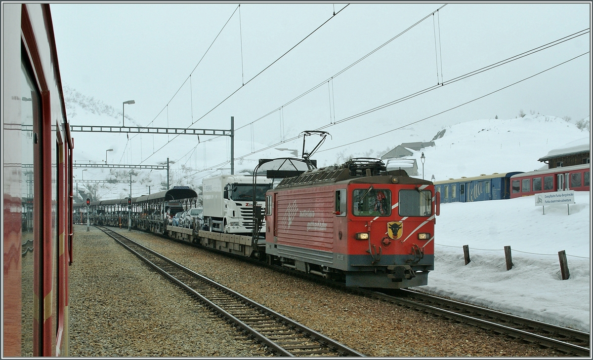 Die Zahnradlose MGB Tunnellok Ge 44  Uri  erreicht mit ihrem Tunnelautozug Realp.
3. April 2013