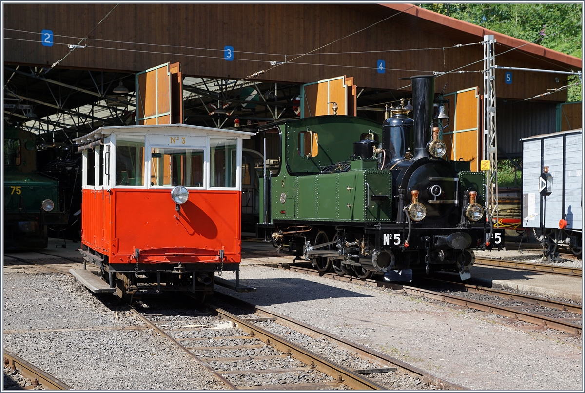 Die zierliche LEB G 3/3 N° 5 von 1890 wirkt neben der winzigen Dm 2/2 N° 3 recht gross. Die Dm 2/2 N°3, die für das Bretonische Schmalspurnetz 1935 von Etablissements Billard gebaute Draisine nach der Ankunft ihrer Fahrt als Reisezug Chamby - Chaulin im Museumsbahnhof.

7. August 2022