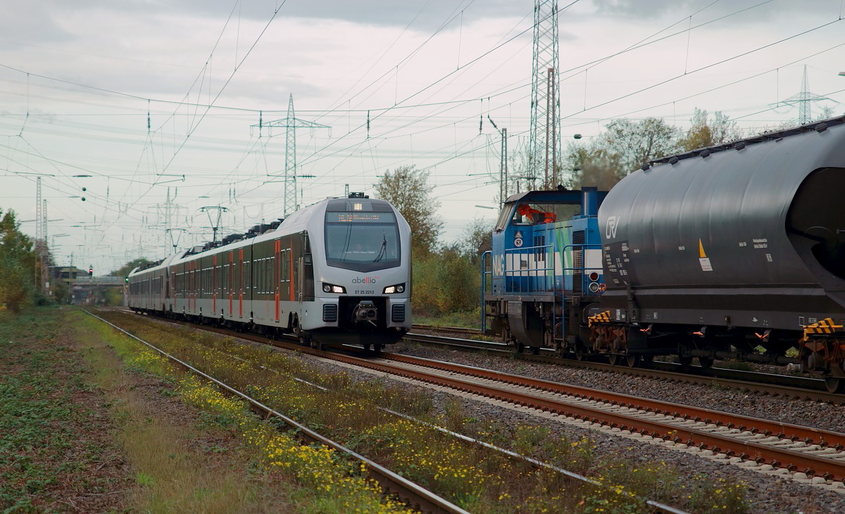 Die Züge der von Düsseldorf nach Emmerich bzw. Arnhem/Niederlande führenden RE-Linie 19 werden momentan zwischen Düsseldorf Hbf. und Duisburg Hbf. über die Güterstrecke von Troisdorf nach Duisburg-Wedau umgeleitet. Am 27.10.2017 treffen der Stadler Flirt 3 ET 25 2213 und ein weiterer ET von Abellio auf ihrem Weg nach Düsseldorf im Bahnhof Lintorf auf die NIAG-Lok 4, die mit einem Kesselwagenzug in Richtung Norden fährt.