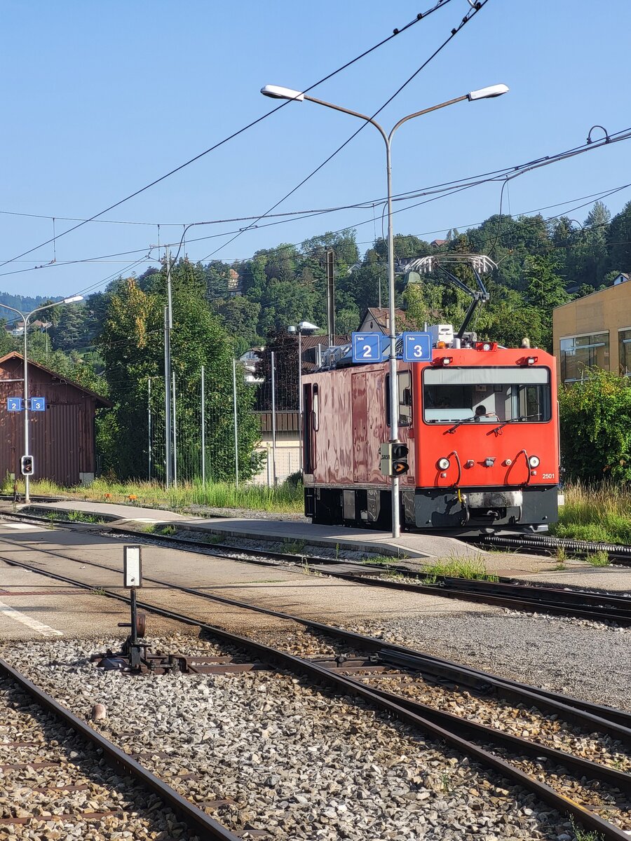 Die zum Fotografieren nicht so geschickt stehende MOB HGem 2/2 2501 in Blonay.
14. August 2025
