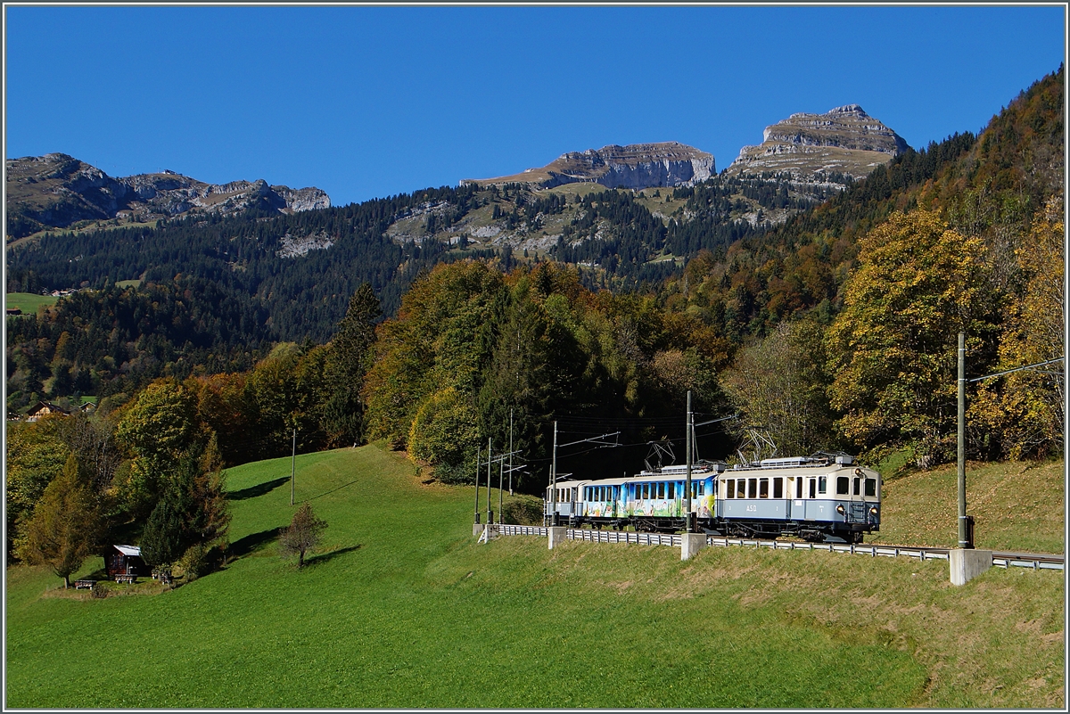Die zwei historischen ASD Triebwagen BCFe 4/4 N 1 und ASD BDe 4/4 N 2 auf einer Sonderfahrt kurz nach Le Spey.
18. Okt. 2014
