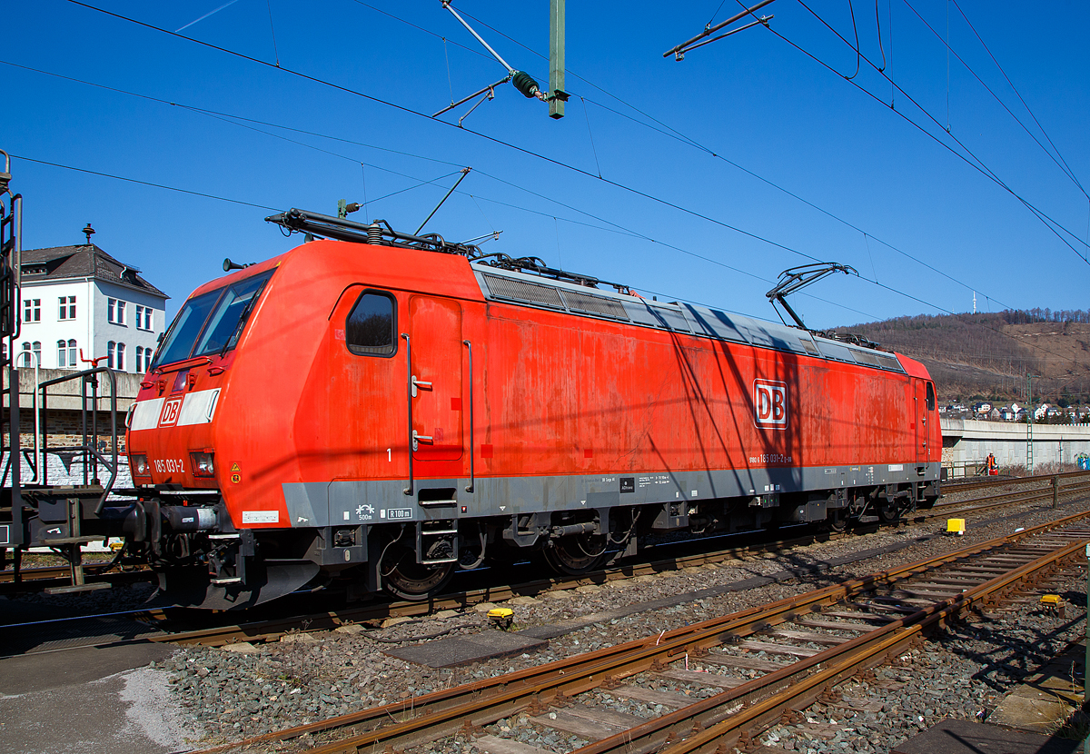 Die Zweisystem 185 031-2 (91 80 6185 031-2 D-DB) der DB Cargo AG fährt am 24.03.2021, mit einem gemischten Güterzug, durch Niederschelden (Sieg in Richtung Siegen, hier passiert sie gerade den Bü 343 (Km 112,183 der Siegstrecke KBS 460).

Die TRAXX F140 AC1/M eine Zweisystem Baureihe 185.1 wurde 2001 bei Bombardier in Kassel unter der Fabriknummer 33428 gebaut. An den vier Stromabnehmern kann man es erkennen, sie ist nicht nur in Deutschland, sondern auch in Frankreich unter 25.000 V 50 Hz (Nordfrankreich) zugelassen.
