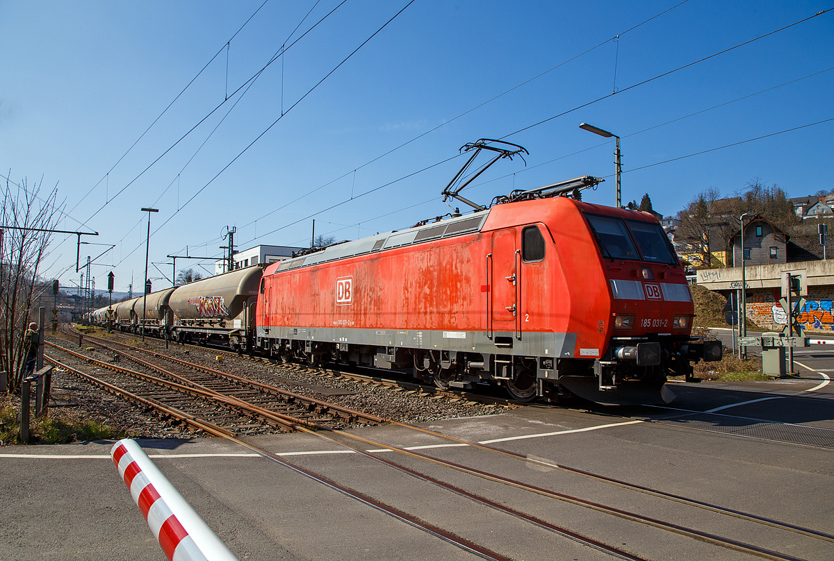 Die Zweisystem 185 031-2 (91 80 6185 031-2 D-DB) der DB Cargo AG fährt am 24.03.2021, mit einem gemischten Güterzug, durch Niederschelden (Sieg in Richtung Siegen, hier passiert sie gerade den Bü 343 (Km 112,183 der Siegstrecke KBS 460).

Die TRAXX F140 AC1/M eine Zweisystem Baureihe 185.1 wurde 2001 bei Bombardier in Kassel unter der Fabriknummer 33428 gebaut. An den vier Stromabnehmern kann man es erkennen, sie ist nicht nur in Deutschland, sondern auch in Frankreich unter 25.000 V 50 Hz (Nordfrankreich) zugelassen.
