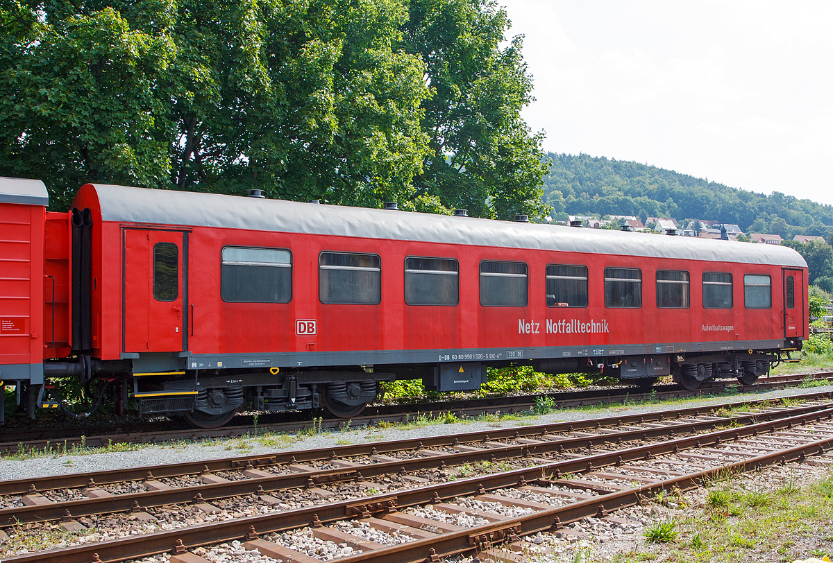 
Dienst-Aufenthaltswagen D-DB 60 80 990 1 526-5 EHZ-A 359 (ex 60 50 99-28 714-x) der DB Netz AG Notfalltechnik  abgestell am 24.08.2013 im Dampflokwerk Meiningen (DLW).

Die Mannschafts- oder Aufenthaltswagen wurden zwischen 1977 und 1978 unter Verwendung brauchbarer Reisezugwagen der Gattung Bghw hergestellt. Dabei wurden die Wagenkästen, die Fahrwerke und die Bremsen der Spenderfahrzeuge beibehalten und aufgearbeitet. Der Wagen läuft auf Drehgestellen der Bauart Görlitz Vb mit 950 mm-Radsätzen und wird durch eine Druckluftbremsanlage der Einheitsbauart Knorr (KE-GP) gebremst. Für die einzubauende Wendezugsteuerung wurden alle Wagen des Hilfszuges mit einer Hauptluftbehälterleitung ausgerüstet. Die mechanische Handbremse wirkt auf ein Drehgestell. Die brems- und lauftechnisch zugelassene Höchstgeschwindigkeit wurde mit 120 km/h festgesetzt. Die Wagenkästen erhielten im Dachbereich Verstärkungen für einen zweiten großen Wassertank, besondere Wärmedämmung und Flettner-Lüfter über allen Räumen. In die Klappfenster der Umkleide- und Sanitärräume wurden teilweise satinierte Scheiben eingebaut. Der UIC-Übergang am Nichthandbremsende wurde verschlossen und durch ein rechteckiges Fenster ersetzt. An dieser Stirnwand installierte das ausführende Raw ein Dreilicht-Spitzensignal und Schlussleuchten für den vereinfachten Wendezugbetrieb bei geschobenem Hilfszug. Der dazu dienende Führerstand verfügt über Bremsventil, Signaleinrichtung, Befehlsgerät und Scheibenwischer. Manche Heimatdienstellen des Hilfszuges modifizierten diese Ausrüstung teilweise bis zur vollständigen Wendezugsteuerung mit Fahrschaltern und Überwachungsgeräten für Diesellokomotiven der damaligen Baureihen V100 und V 180.

Den gesamten Innenausbau des Mannschaftswagens gestaltete das Raw Potsdam zweckentsprechend neu. So schlossen sich an den Vorraum mit dem Führerstand eine Toilette und ein Abstellraum, ein Küchenabteil (mit Spüle, Kochgelegenheit, Kühlschrank) und ein großer Aufenthaltsraum für die Mannschaft an. Danach folgten ein Raum für den Hilfszugleiter, drei Umkleide- und Trockenräume und ein großer Waschraum. An diesem Wagenende, dem Handbremsende, behielt man den UIC-Übergang bei, um den Übergang in den Gerätewagen zu ermöglichen. In den drei Umkleide- und Trockenräumen waren ursprünglich Schränke für achtzehn Personen, Schuhablagen und Trockenvorrichtungen auf den Heizkörpern für nasse Arbeitskleidung eingebaut. Die Sitzbänke im Aufenthaltsraum und im Raum des Hilfszugleiters konnten als Schlafpritschen umgeklappt werden. Insgesamt entstanden so neun Liegemöglichkeiten.

Der Aufenthaltswagen verfügt neben der üblichen 24V-Elektroenergieversorgung aus der Wagenbatterie, über eine 220/380V (230/400V)-Drehstromanlage die aus dem Ortsnetz oder vom Stromerzeuger des Energieversorgungswagens gespeist werden kann. Die zwei, insgesamt 780 Amperestunden fassenden Wagenbatterien werden während der Fahrt von einem Drehstrom-Achsgenerator (4,5 kW) oder im Stand mit dem unter dem Wagen verbauten Ladegerät geladen oder gepuffert und versorgen auch die beiden anderen Wagen des Hilfszuges mit 24 V Gleichstrom

Zwei 400-Liter Edelstahlbehälter im Dachbereich sicheren eine autarke Wasserversorgung. Warmwasser stand ursprünglich nur bei Betrieb des Drehstromnetzes aus Warmwasserbereitern zur Verfügung. Zur Beheizung des Wagens dienten entweder eine Niederdruckdampfheizung oder eine elektrische Heizanlage deren Heizkörper sowohl aus der Zugsammelschiene mit 1000 V, 16,33 Hz/50 Hz oder aus dem Drehstromnetz versorgt werden konnten. Die E-Heizanlage diente in den Wintermonaten auch dem Warmhalten des abgestellten Hilfszuges. Dabei war aber Fremdeinspeisung aus dem Ortsnetz erforderlich.

Technische Daten: 
Länge über Puffer: 18.700 mm 
Achsanzahl: 4 
Drehzapfenabstand:: 12.200 mm 
Achsabstand im Drehgestell: 2.500 mm 
Eigengewicht: 34 t 
Zul. Höchstgeschwindigkeit: 120 km/h

Der Aufenthaltswagen ist Bestandteil von einem Einheitshilfszug (EHZ). Die EHZ sind von der Deutschen Reichsbahn (DR) zwischen 1973 und 1979 entwickelte und gebaute Standardhilfszug der DR. 

Geplant war ein zweiteiliger Hilfszug, der aus einem kombinierten Mannschafts- und Gerätewagen und einem Gerätewagen mit Energieversorgungsanlage bestehen sollte. Während Erstgenannter aus einem Fahrzeug der Reisezugwagenbauart entstehen sollte, war für die Energieversorgung von Anfang an ein Güterwagen der Gattung Gbs vorgesehen. 

Weil die vorgesehenen 26-Meter-Reisezugwagenkästen der Bauart Halberstadt nicht verfügbar waren, wurden die Pläne überarbeitet und der kombinierte Mannschafts- und Gerätewagen in zwei Einzelfahrzeuge aufgeteilt. Nunmehr sollte als Spenderfahrzeug für den Mannschaftswagen ein Reisezugwagen der Rekobauart (Gattung Bghw) und für den Gerätewagen ein weiterer Gbs herangezogen werden. Die Wagenkästen für die Güterwagen stellte die DR in ihrem Raw „Einheit“ Leipzig selbst in großen Stückzahlen her. Die Mannschaftswagen wurden aus entbehrlichen aber noch brauchbaren, vierachsigen Rekowagen gefertigt. Dieser nunmehr dreiteilige Hilfszug wurde so im Raw Potsdam gefertig