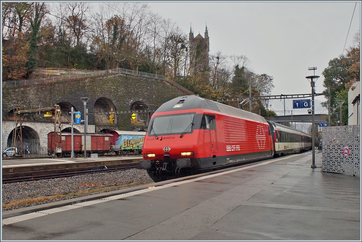 Dies eher banale Bild aus Vevey zeigt im Vordergrund eine SBB Re 460 mit einem einfahrenden IR 90, und im Hintergrund CEV und B-C Güterwagen sowie einen historisch anmutenden Umladekran. In der Bildmitte sorgt ein  ETCS -Signal für moderne Akzente. 

8. Dez. 2023