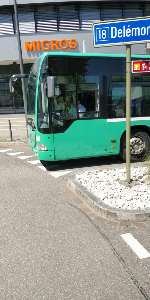 Dies ist der Wagen 800 (Mercedes O530?) von BVB, der am 22.6.2018 in Laufen als Fahrschulbus unterwegs war. Leider konnte ich ihn nicht in seiner vollen Pracht Fotografieren da ich selber in einen Mercedes O530 Facelift gesehsen bin.