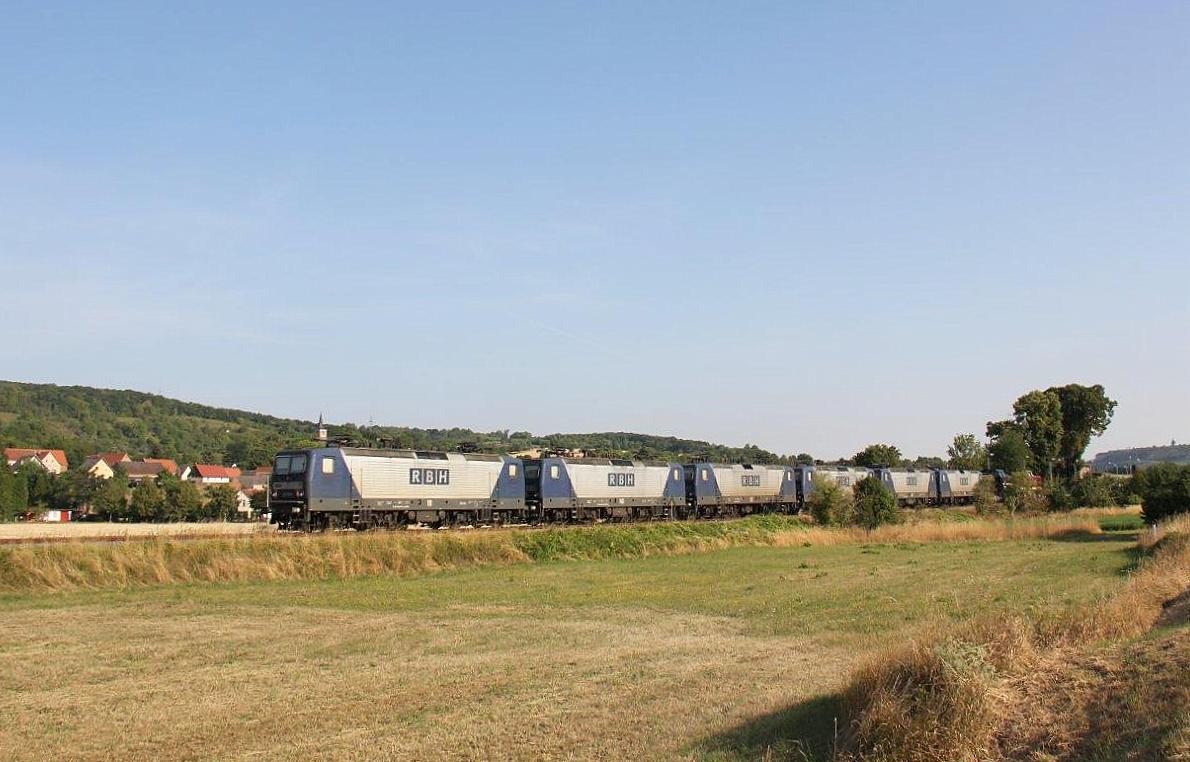 Diese 6 RBH 143er wurden am 20.07.2018 von den EBS-Loks 110 001-5 und 202 597-1 nach Karsdorf überführt. Hier ist der Lokzug in Kleinjena unterwegs. (Foto: Wolfgang Krolop) 