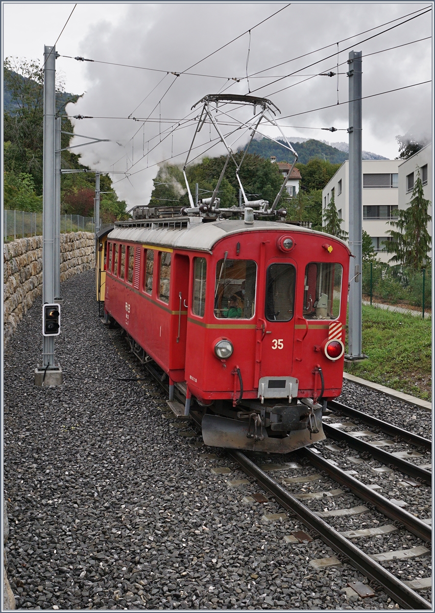 Diese Bilderserie ergänzt einige Bilder zum selben Thema welche schon länger eingestellt wurden und schliesst mit der RhB ABe 4/4 am Schluss des Gesellschaftsextrazugs bei der Ausfahrt in St-Légier Gare. 

27. Sept. 2020