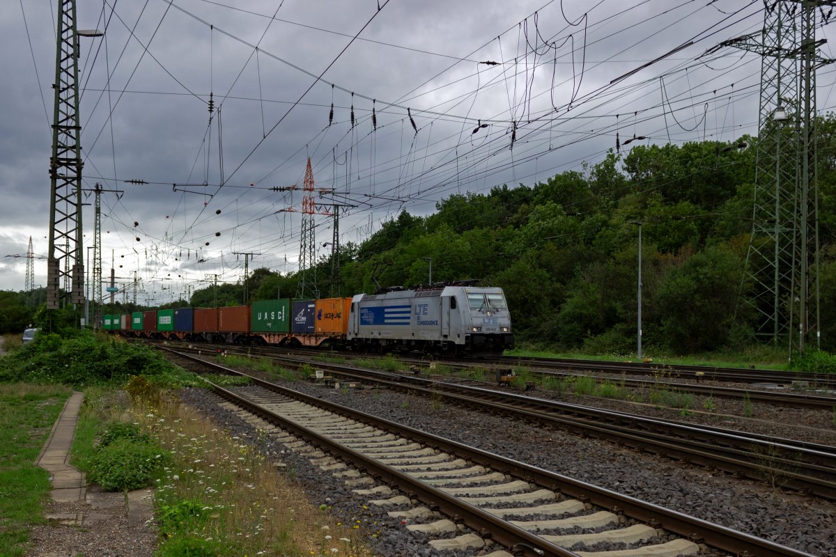 Diese TRAXX MS von LTE ist als einzige Lokomotiven dieser Bauart in sterreich registriert. Am 31.07.23 ist die 1286 940 mit einem Containerzug in Gremberg unterwegs in Richtung Sden.