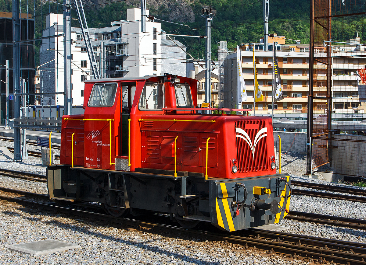 Diesel-Rangiertraktor Tm 2/2 74 der MGB (Matterhorn Gotthard Bahn), (ex BVZ 74, ex DB 333 901-7, ex Kerkerbachbahn, Limburg (Lahn)  18   ) am 28.05.2012 in Visp. Die Lok wurde 1958 bei Ruhrthaler (Mülheim/Ruhr) unter der Fabrik-Nr. 3574  als Typ D 250 VK/V  (1.000 mm Spur), für die Kerkerbachbahn, Limburg (Lahn) als  18   gebaut, dort wurde sie schon 1961 umgespurt auf 1.435 mm. Nach einstellung der Kerkerbachbahn ging sie an die DB als 333 901-7, wo sie dann im Mai 1979 augemustert wurde. Nach mehreren Stationen in Deutschland wurde sie dann 1991 von der BVZ gekauft und wieder auf 1.000 mm umgespurt und unter der Betr.-Nr. 74 eingesetzt.