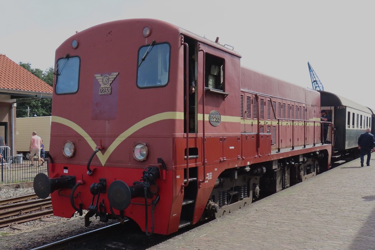 Diesellok 2233 der VSM steht am 3 September 2023 abfahrtbereit mit ein Pendelzug nach Apeldoorn während das Dampflokfest Terug naar Toen.