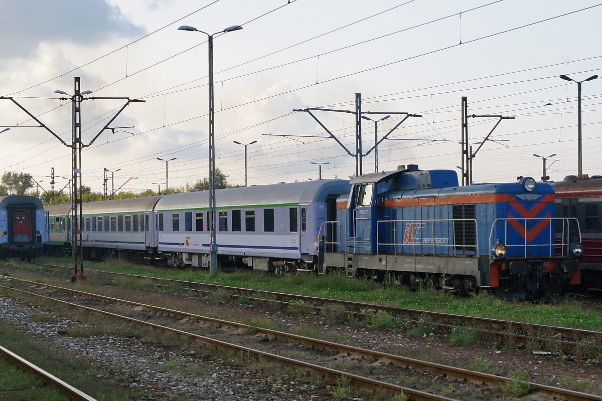 DIESELLOKOMOTIVEN IN POLEN
P.K.P INTERCITY SM42-237 beim Bereitstellen einer Zugskomposition am späten Abend im Bahnhof KRAKOW PLASZOW am 21. August 2014. 
Foto: Walter Ruetsch 