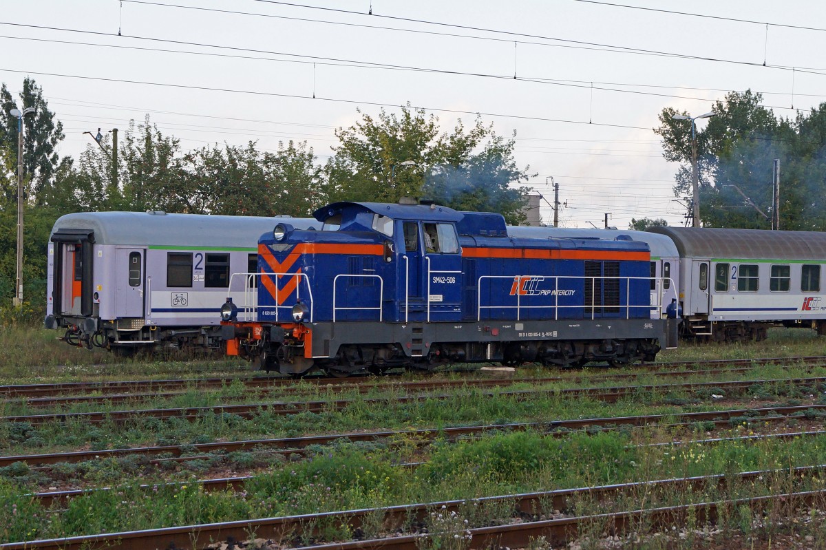 DIESELLOKOMOTIVEN IN POLEN
P.K.P INTERCITY SM42-506 anlässlich einer Rangierfahrt am späten Abend im Bahnhof KRAKOW PLASZOW am 21. August 2014. 
Foto: Walter Ruetsch 