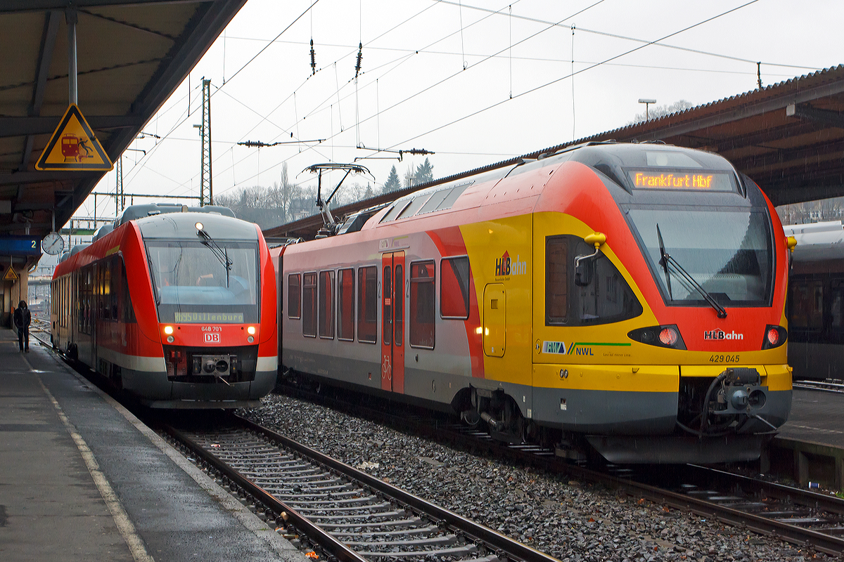 
Dieseltriebwagen 648 703 / 648 203 ein Alstom Coradia LINT 41 der DB Regio NRW als RB 95  Sieg-Dill-Bahn  (Au/sieg - Siegen - Dillenburg) ist am 13.12.2014 in den Hauptbahnhof Siegen eingefahren. 

Er hat uns wohl hier das letzte Mal sicher und gut zum Ziel gebracht, ab morgen ist die HLB Hessenbahn GmbH der Betreiber der 3LänderBahn. Wir sagen auf Wiedersehn und wünschen noch Lange eine allzeit gute Fahrt.

Rechts steht der fünfteilige FLIRT 429 045 der HLB.
