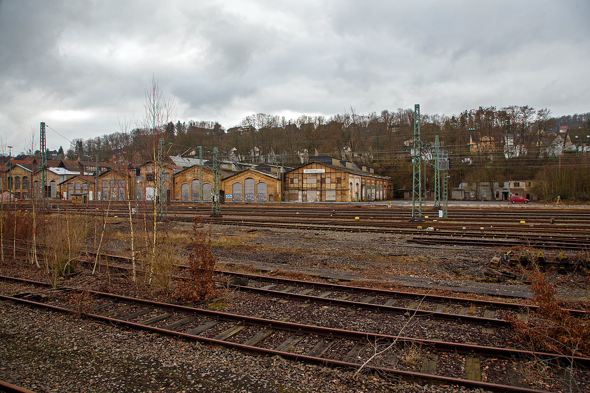 Diesen Blick (hier am 18.01.2022) auf das ehemalige AW Betzdorf (Sieg), zu Reichsbahnzeiten auch Eisenbahnausbesserungswerk (EAW), wird es wohl nicht mehr lange geben. 

In den letzten Jahren waren die Hallen noch an einen großen Büromöbel und Lagerkästen Hersteller der Region vermietet. Bald soll es noch Plänen der Stadt, zu Betzdorfs neuen Mittelpunkt der Stadt werden. Auf dem ca. 10.000 m² großen Areal sollen Wohnungen, Einkaufmöglichkeiten und Arbeitsplätze entstehen. So steht wohl bald diesen Gebäuden auch der Abriss bevor. Hier am 18.01.2022 waren son die ersten Vermessungen im Gange. Der ehemalige Ringlokschuppen wurde bereits 2013/14 abgebroch. 

Noch ein kleiner Aufruf an die Fotografen bzw. Fotografenerben:
Über alte Bilder wie hier vom AW Betzdorf, aber auch anderen in der Region, sowie Bilder mit Bahnbezug in der Region, wäre ich sehr dankbar. Wer sich nicht anmelden möchte oder die Fotos nur als Negativ, Dia oder auf Papier (analog) hat kein Problem, darum kümmere ich mich gerne, natürlich nun mit Quellenangabe. Einfach kurze Mail an mich, Daten siehe Impressum.
