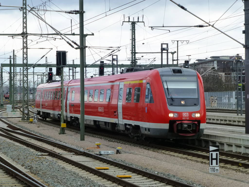 Dieser 612 101 kommt gerade aus dem Werk Erfurt und übernimmt den nächsten Umlauf auf der RB 52. Der kurz vorher aus Leinefelde eingetroffene Desiro steht noch am gleichen Bahnsteig und wird nach der Abfahrt dieses Zuges ins Betriebswerk einrücken.