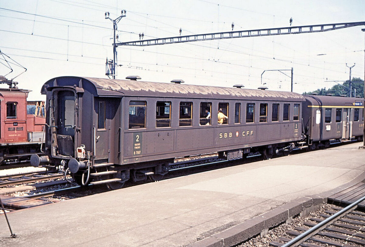 Dieser Altbauwagen trägt noch die Nummer B4 7507; so viel ich weiss stammt er aus einer grossen Bauserie von 1929/30 (7501 - 7573 oder 7574 (später vermutlich 20-03 100-169). Gewicht 35 t. Palézieux, 29.Juni 1968 (1972 waren noch 39 solche Wagen vorhanden, noch in genieteter Bauweise. Man beachte die steilen Treppen zum Ein- und Aussteigen. Für ältere Menschen waren diese Wagen ein Horror, und selbst für mich war das Ein- und Aussteigen damals wirklich gefährlich). 