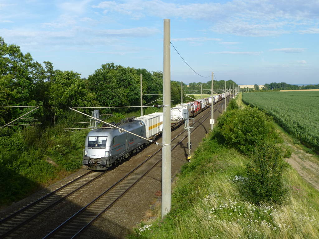 Dieser HUPAC-Taurus (91 80 6182 602-3 D-HUPAC) ist für die WLB und/oder Raildox unterwegs, am 10.7.16 zieht sie einen KLV-Zug zwischen Wandersleben und Seebergen