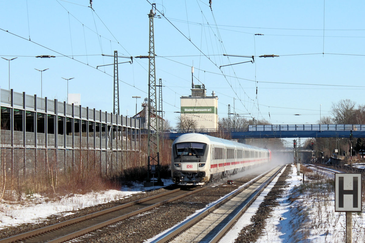 Dieser IC wird von 101 083-4 nach Bremen geschoben. Tostedt, 12.02.2021