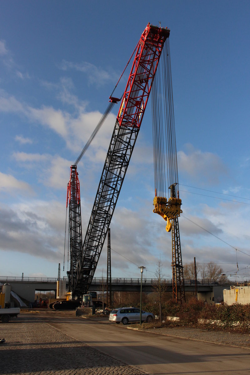 Dieser riesige Kran der aertssen Group half am 27.12.2016 beim Einschub der neuen Brücke der B180 über die Gleisanlagen in Naumburg Hbf. (Foto: Jens-Peter Ruske)