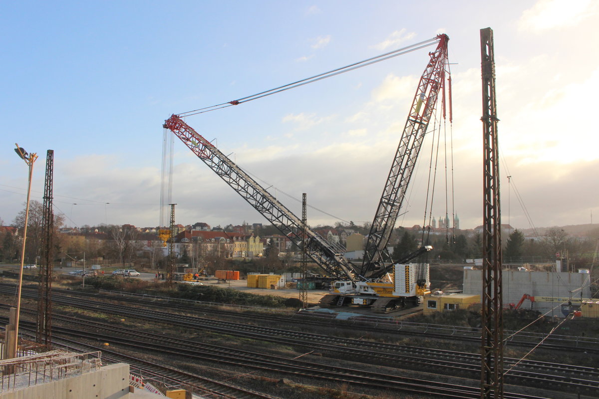 Dieser riesige Kran der aertssen Group half am 27.12.2016 beim Einschub der neuen Brücke der B180 über die Gleisanlagen in Naumburg Hbf. (Foto: Jens-Peter Ruske)