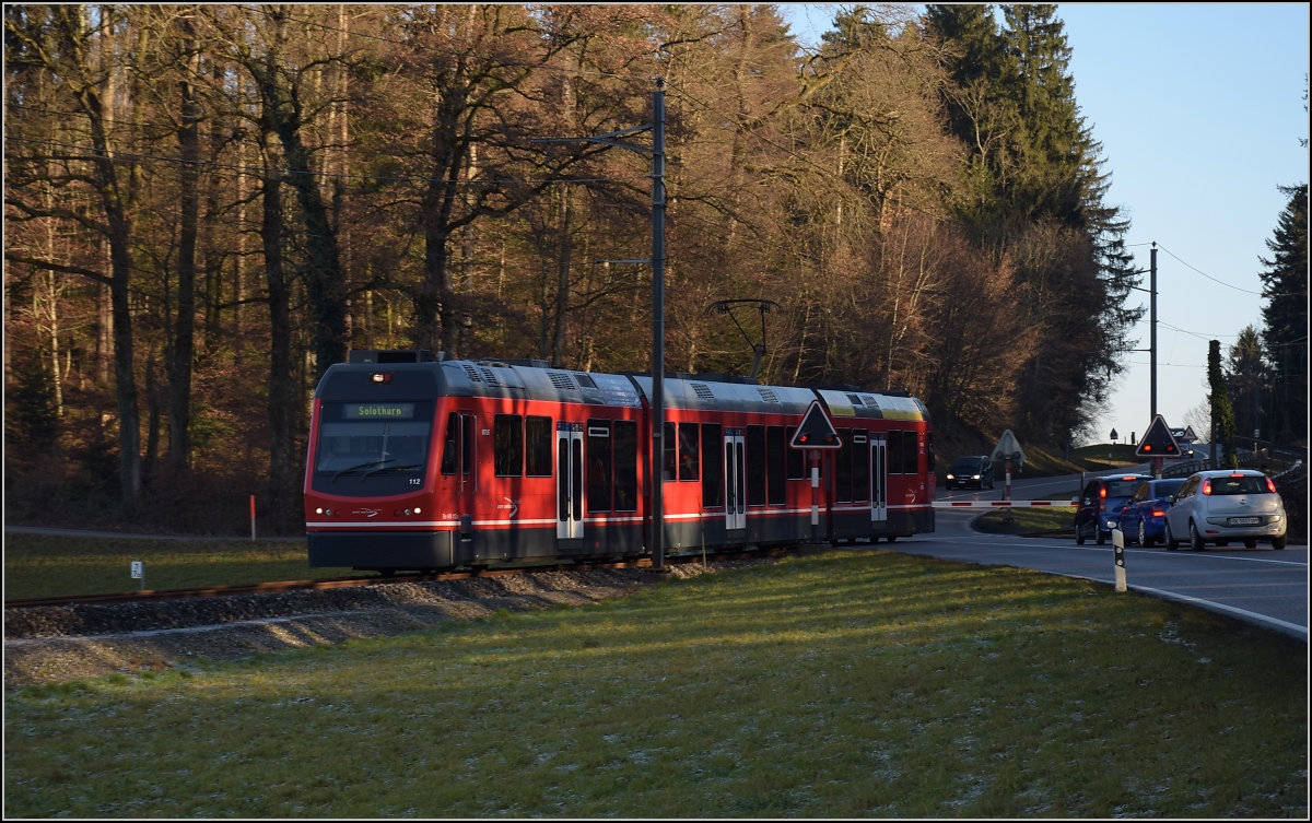 Dieser Star ist in Wirklichkeit Planet. Be 4/8 112 Venus überquert den Bahnübergang  der Aarwangenstrasse. Dezember 2016.