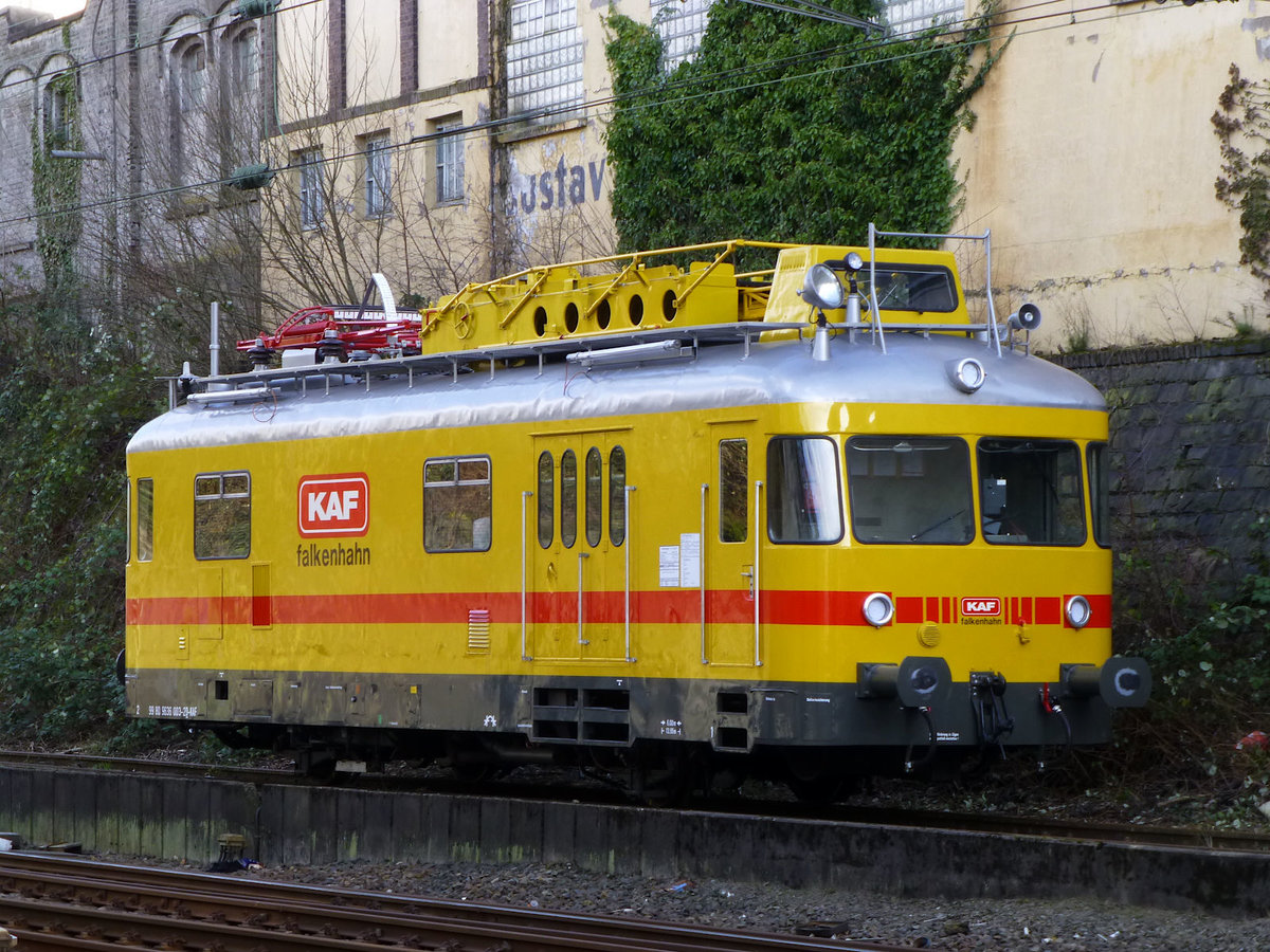 Dieser Turmtriebwagen [NVR-Nummer: 99 80 9636 003-2 D-KAF] der KAF Falkenhahn-Gruppe ist zum Zeitpunkt der Aufnahme am 11.2.2020 schon über 50 Jahre im Dienst. Trotzdem überstrahlt das frische Gelb des Fahrzeuges die umgebende Häuserschlucht am westlichen Ausziehgleis des Bahnhofs W-Oberbarmen, direkt an der Unterführung Obere Sehlhofstraße.