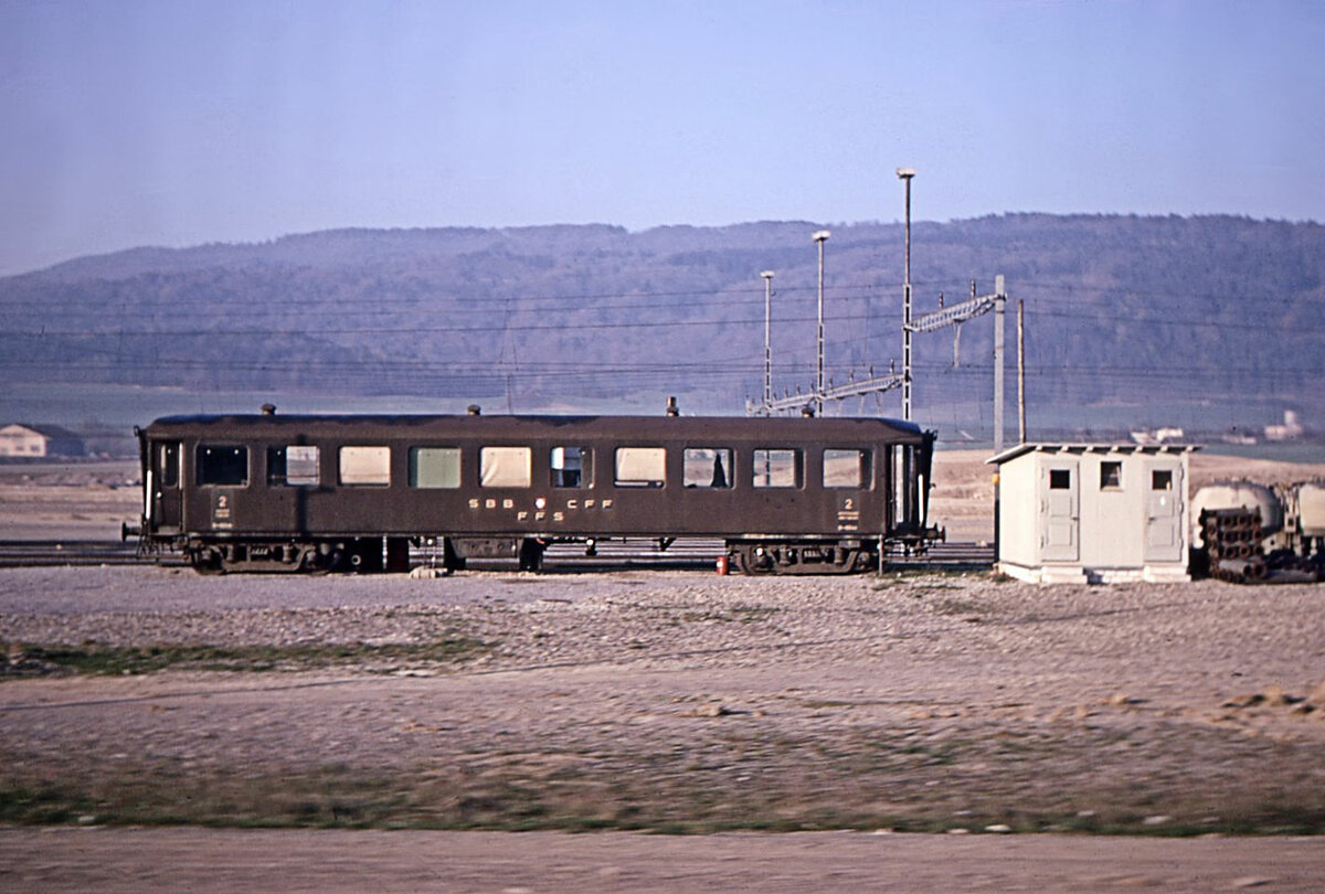 Dieser Wagen - B4 8044 - ist in der entstehenden Rangieranlage Limmattal neben den Gleisen aufgestellt. Er ist offensichtlich neu aufgebaut (verblecht), vermutlich aus Bestandteilen eines alten B 7372. 13.April 1971  (B 8044 stammt aus einer Serie B 8027 - B 8046 mit einem neuen Wagenkasten aus den Jahren 1950 - 52; die Ursprungsteile stammen vermutlich von Wagen aus den Jahren 1904 - 1926). 